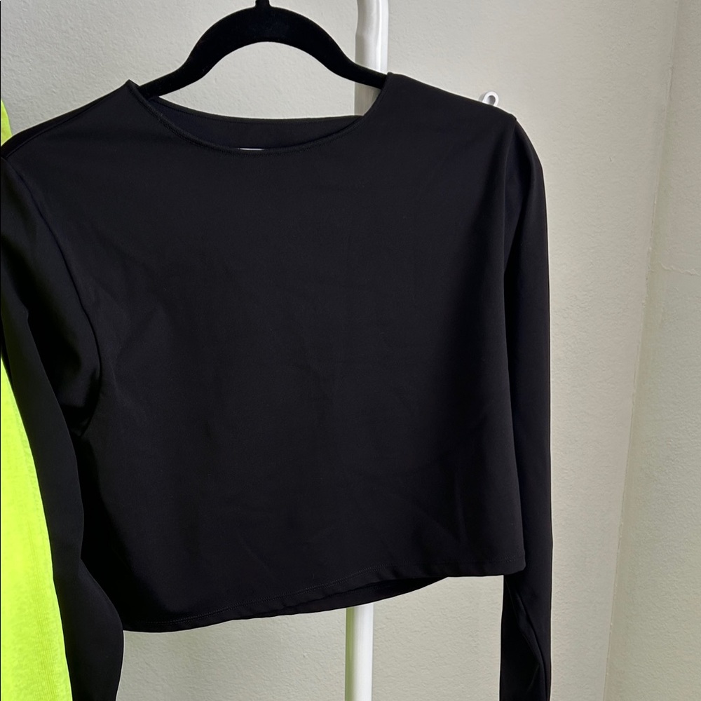 Unlabeled Black Long Sleeve Crop Top